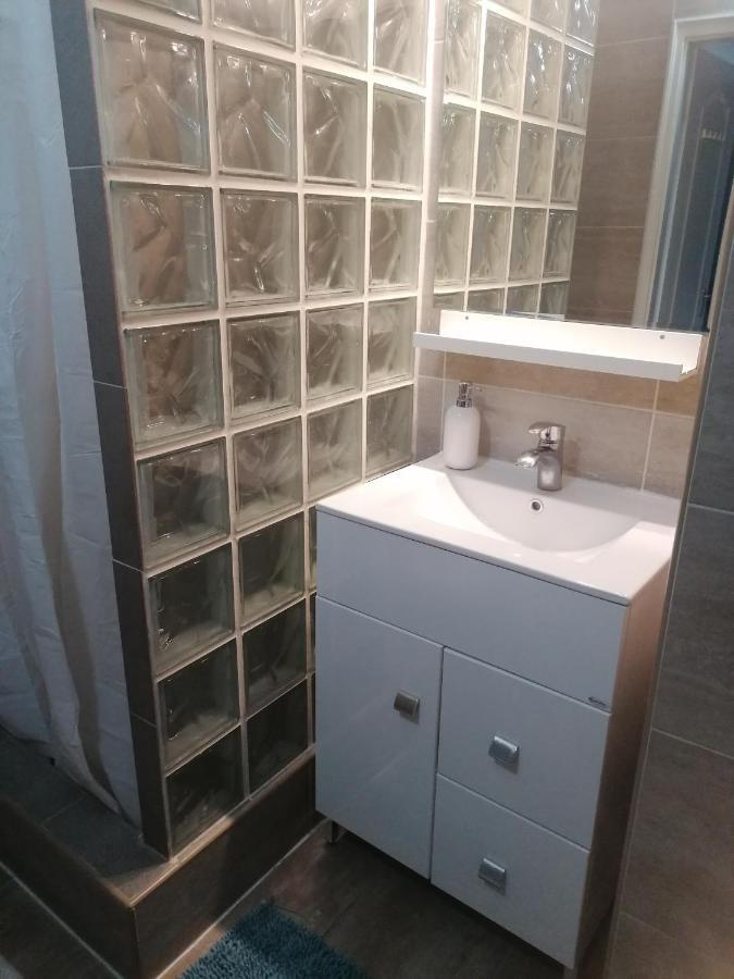 Dozsa Apartman Apartment เกอเดิลเลอ ภายนอก รูปภาพ